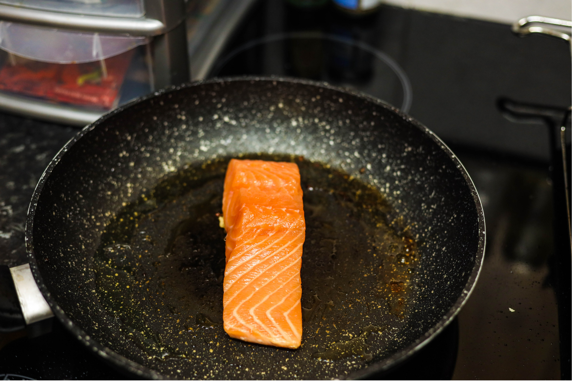 How to cook salmon in a frying pan